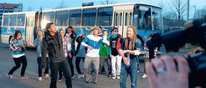 Kamera läuft. Der Jamaikaner Shaggy (l.v.) und der deutsche Reggae-Sänger Jahcoustix (r.) bei den Dreharbeiten zum Integrations-Song „World Citizen“ in Friedrichshain. 