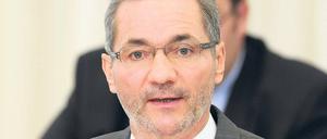 Am Montag entschuldigte sich Brandenburgs Ministerpräsident Matthias Platzeck (SPD) für die verschobene Eröffnung des Flughafens.