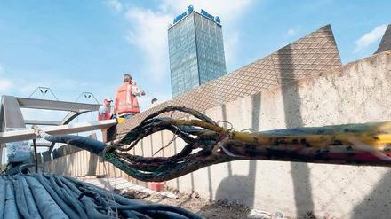 Schicht im Schacht. Der Kabelbrand zwischen Treptower Park und Ostkreuz legte den S-Bahnverkehr am Mittwoch in Teilen der Stadt lahm. Noch ist die Ursache für das Feuer unklar. Foto: dapd/Klaus-Dietmar Gabbert