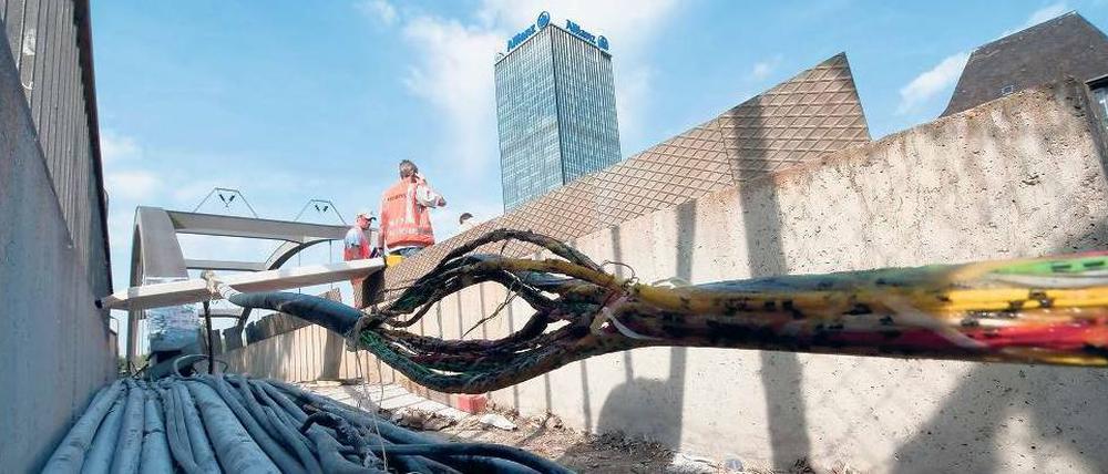 Schicht im Schacht. Der Kabelbrand zwischen Treptower Park und Ostkreuz legte den S-Bahnverkehr am Mittwoch in Teilen der Stadt lahm. Noch ist die Ursache für das Feuer unklar. Foto: dapd/Klaus-Dietmar Gabbert