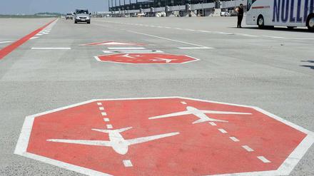 Alles auf Stopp: Der Flughafen BER wird nicht nur später eröffnet, sondern auch viel teurer. 