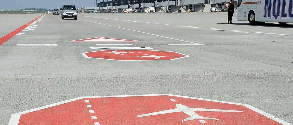 Alles auf Stopp: Der Flughafen BER wird nicht nur später eröffnet, sondern auch viel teurer. 