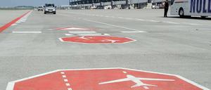 Alles auf Stopp: Der Flughafen BER wird nicht nur später eröffnet, sondern auch viel teurer. 