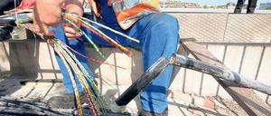 Wieder verdrahtet. Die beim Brand zerstörten Verbindungen sind mittlerweile repariert. Trotzdem läuft der Verkehr bei der S-Bahn nicht ganz reibungslos. Foto: dpa/Florian Schuh