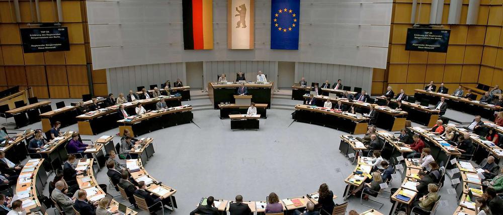 Seit dem vergangenen Herbst sitzen die Piraten im Berliner Parlament. Einige Abgeordnete beklagen seither eine Verrohung der Sitten. Aber gibt es wirklich einen Zusammenhang?