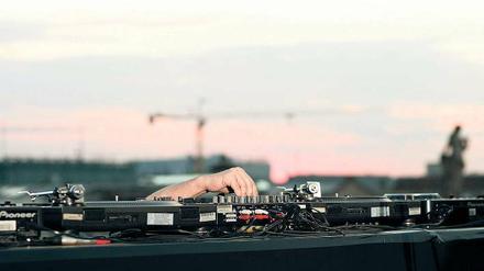 Untergrundmusik. Wenn der Sound ertönt wie hier oben auf dem Hotel de Rome, wollen auch die Musiker mitverdienen. Clubs drohen nun erhebliche Mehrausgaben. Foto: dapd/Axel Schmidt