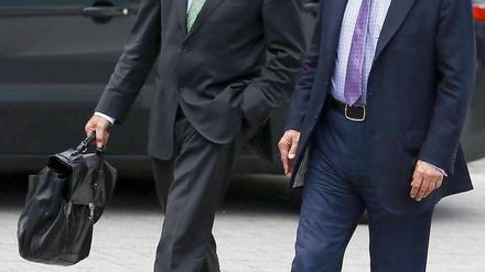 Herthas Einspruch gegen die Spielwertung wurde vom DFB-Sportgericht abgewiesen. Anwalt Christoph Schickardt (l., im Bild mit Präsident Werner Gegenbauer) kann das nicht verstehen und fragt: "Muss es erst Verletzte geben?"