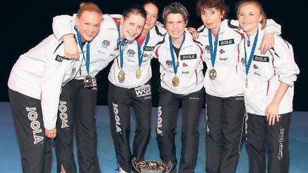 Im Halbkreis der Siegerinnen. Berlins Team mit Georgina Pota, Irene Ivancan, Polina Michailowa, Managerin Tanja Krämer, Trainerin Irina Palina und Petra Lovas (v.l.). Foto: Imago