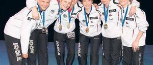 Im Halbkreis der Siegerinnen. Berlins Team mit Georgina Pota, Irene Ivancan, Polina Michailowa, Managerin Tanja Krämer, Trainerin Irina Palina und Petra Lovas (v.l.). Foto: Imago
