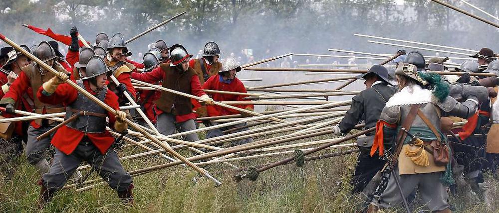 Rote gegen Schwarze? Auf den ersten Blick scheinen die Fronten klar in der Urheberrechtsdebatte, und doch sind die meisten Diskutanten nicht ehrlich, sagt unser Autor.