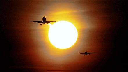 Konkurrenz am Himmel. Die europäischen Fluglinien stehen im harten Wettbewerb mit den kapitalstarken staatlichen Airlines aus den Emiraten.