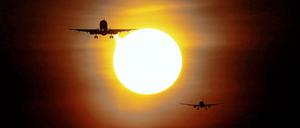 Konkurrenz am Himmel. Die europäischen Fluglinien stehen im harten Wettbewerb mit den kapitalstarken staatlichen Airlines aus den Emiraten.