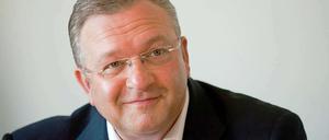 Berlins Innensenator Frank Henkel (CDU) rügt mangelnde Sorgfalt der Polizei nach dem Rohrbombenfund