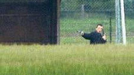 Verschanzt: Der jugendliche Schütze floh zum nahen Sportplatz. Foto: Felix Kaestle/dapd
