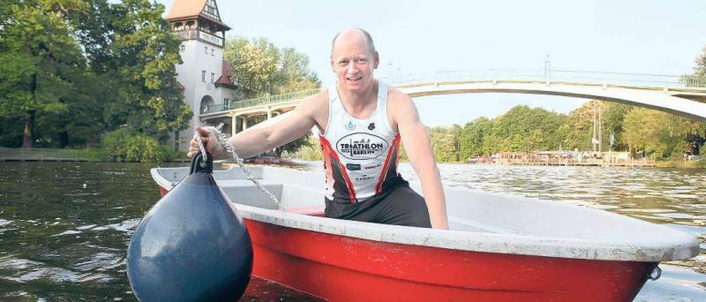 SCHWIMMMEISTER. Norbert Herold, 49, aus Adlershof, legt Bojen für Triathlons aus. Mehr als 800 Sportler schwimmen am 3. Juni um die Insel der Jugend in Treptow.