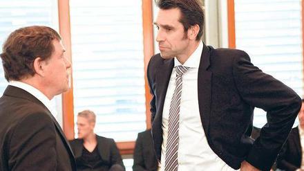 Das war’s! War’s das? Herthas Trainer Otto Rehhagel (links) im Dialog mit Manager Michael Preetz. 