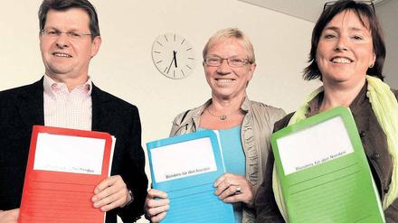 Unter Dach und Fach. Die drei Verhandlungsführer Ralf Stegner (SPD), Anke Spoorendonk (SSW) und Eka von Kalben (Grüne, von links nach rechts) präsentieren am Sonntag den Koalitionsvertrag für die Bildung der künftigen Regierung in Kiel. 