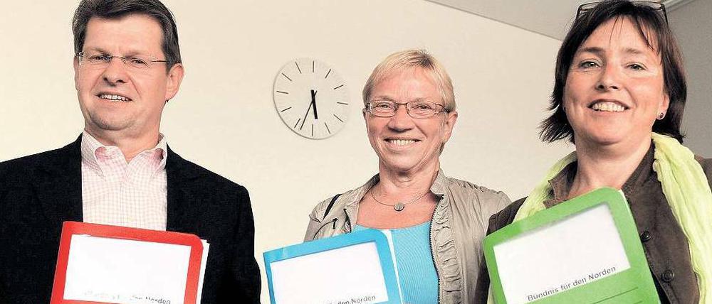 Unter Dach und Fach. Die drei Verhandlungsführer Ralf Stegner (SPD), Anke Spoorendonk (SSW) und Eka von Kalben (Grüne, von links nach rechts) präsentieren am Sonntag den Koalitionsvertrag für die Bildung der künftigen Regierung in Kiel. 