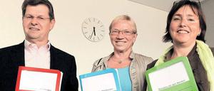 Unter Dach und Fach. Die drei Verhandlungsführer Ralf Stegner (SPD), Anke Spoorendonk (SSW) und Eka von Kalben (Grüne, von links nach rechts) präsentieren am Sonntag den Koalitionsvertrag für die Bildung der künftigen Regierung in Kiel. 
