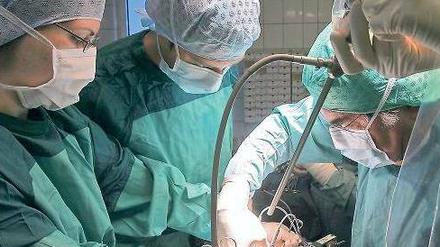 Schwierige Operation: Fresenius will die größte private Krankenhauskette schmieden. Das Projekt läuft. 