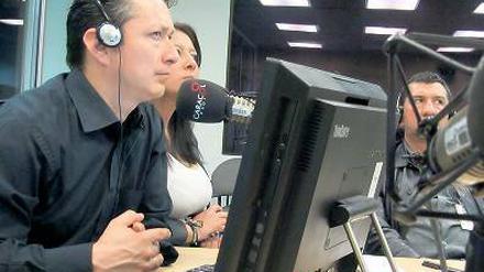 Zwischen Mitternacht und sechs Uhr morgens rufen die Familien im Studio von Moderator Huber Hoyos (l.) an, um ihre Botschaften zu senden.