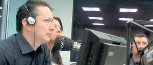 Zwischen Mitternacht und sechs Uhr morgens rufen die Familien im Studio von Moderator Huber Hoyos (l.) an, um ihre Botschaften zu senden.