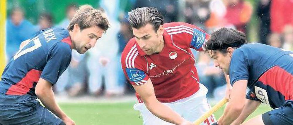 Gestellt. Robert Marx (links) und Till Führer (rechts) vom Berliner HC können Christopher Zeller von Rot-Weiß Köln erfolgreich stören. Die Berliner erkämpften sich am Sonntag im Stadion in Zehlendorf den Titel. 