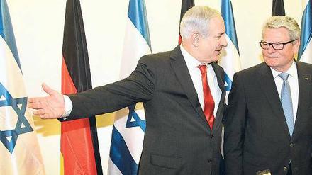 Präsident und Premier. Bundespräsident Gauck und Israels Ministerpräsident Benjamin Netanjahu (links) trafen sich – und wurden sich nicht einig. Gauck äußerte Unbehagen wegen Israels Siedlungspolitik. Europa und Deutschland wären „dankbar für jedes Zeichen“, die Frage sei „ein Schlüssel“ zum Frieden. Netanjahu lehnte ein Einlenken ab.
