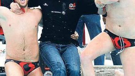Hinein. Trainer Novoselac, Stamm und Schlotterbeck feiern nass. 