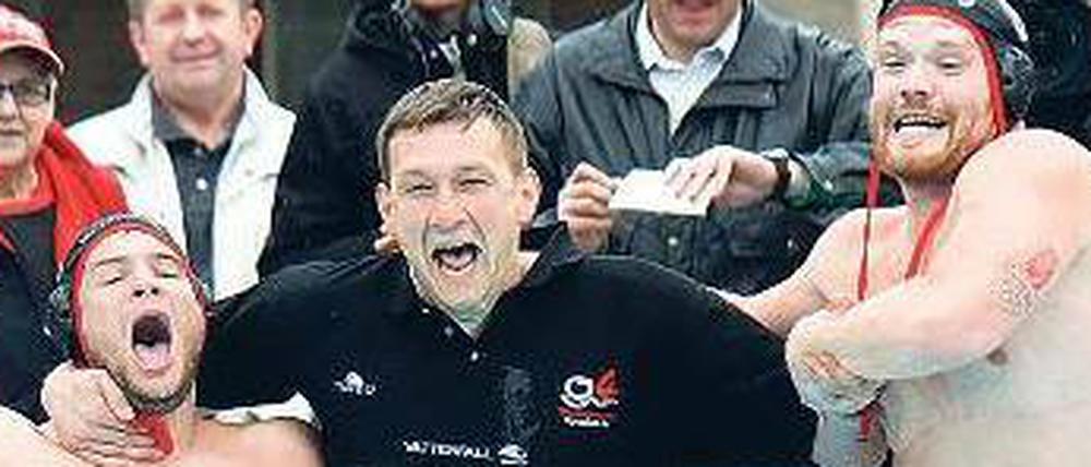 Hinein. Trainer Novoselac, Stamm und Schlotterbeck feiern nass.