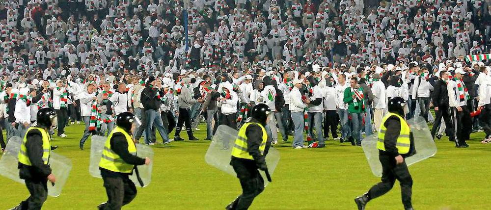 Warschauer Hooligans randalieren in einem Stadion in Bromberg.
