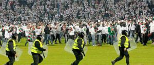 Warschauer Hooligans randalieren in einem Stadion in Bromberg.