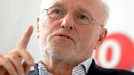 Dirk Roßmann wurde 1946 in Hannover geboren. 1972 eröffnete er in Hannover den ersten Selbstbedienungs-Drogeriemarkt Deutschlands. Heute betreibt die Firma Rossmann 1600 Filialen in Deutschland.