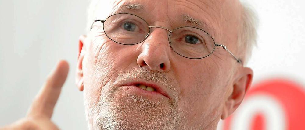 Dirk Roßmann wurde 1946 in Hannover geboren. 1972 eröffnete er in Hannover den ersten Selbstbedienungs-Drogeriemarkt Deutschlands. Heute betreibt die Firma Rossmann 1600 Filialen in Deutschland.