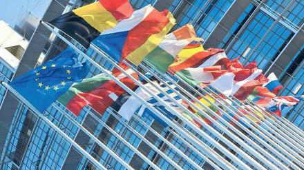 Fahnen im Wind. Die 27 EU-Staaten sind gefordert, gemeinsam einen Weg aus der Krise zu finden. 