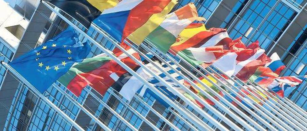 Fahnen im Wind. Die 27 EU-Staaten sind gefordert, gemeinsam einen Weg aus der Krise zu finden. 