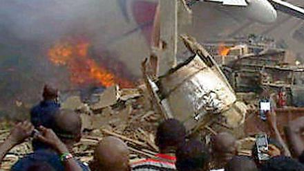 Ein voll besetztes Flugzeug ist in Lagos abgestürzt. 
