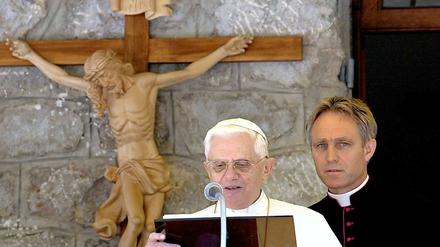 Den deutsche Privatsekretär des Papstes, Georg Gänswein, wird in einem Brief als einer der "wahren Verantwortlichen für den Skandal“ denunziert.