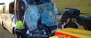 Der Reisebus war auf einen vorausfahrenden LKW aufgefahren.