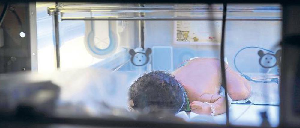 Das Bild zeigt ein gesundes Frühchen auf der mittlerweile geschlossenen Station im Klinikum Bremen-Mitte.