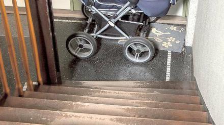 Ausnahme von der Regel? Ein Kinderwagen darf im Hausflur abgestellt werden. Allerdings muss genug Platz gelassen werden, damit die Fluchtwege frei bleiben. Foto: dpa