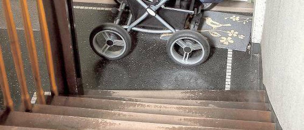 Ausnahme von der Regel? Ein Kinderwagen darf im Hausflur abgestellt werden. Allerdings muss genug Platz gelassen werden, damit die Fluchtwege frei bleiben. Foto: dpa