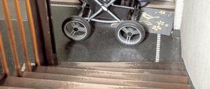 Ausnahme von der Regel? Ein Kinderwagen darf im Hausflur abgestellt werden. Allerdings muss genug Platz gelassen werden, damit die Fluchtwege frei bleiben. Foto: dpa