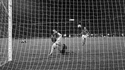 Letzter Lupfer. Der Tschechoslowake Antonin Panenka überlistet Sepp Maier. 