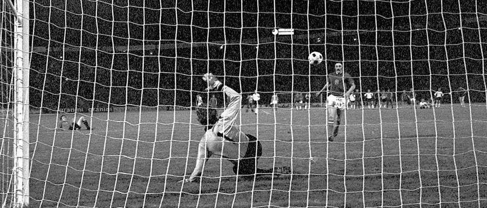 Letzter Lupfer. Der Tschechoslowake Antonin Panenka überlistet Sepp Maier.