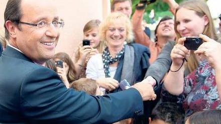 Präsident im Wahlkampf. François Hollande – hier beim Besuch einer Schule im nordfranzösischen Dieudonne – hofft auf eine „rosa Welle“ bei der Wahl.