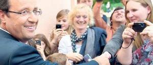 Präsident im Wahlkampf. François Hollande – hier beim Besuch einer Schule im nordfranzösischen Dieudonne – hofft auf eine „rosa Welle“ bei der Wahl.