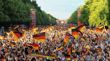 Große Bühne auf der Fanmeile bei der WM 2006: Wer die EM nicht zu Hause verfolgen will, kann sich die Großleinwände in der Stadt aussuchen.