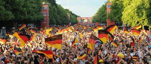 Große Bühne auf der Fanmeile bei der WM 2006: Wer die EM nicht zu Hause verfolgen will, kann sich die Großleinwände in der Stadt aussuchen.