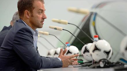 Helm ab zur Pressekonferenz. Hansi Flick gelobt, verbal abzurüsten.